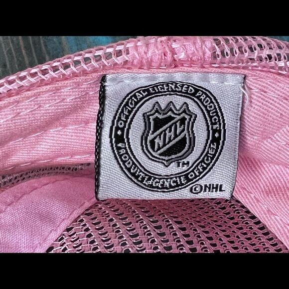 Vintage Y2K Vancouver Canucks RBK by Roger Edwards Pink & Black Velour Cap - Picture 5 of 9
